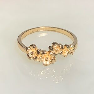 Floral Design Gold Tone Fashion Ring Size 8